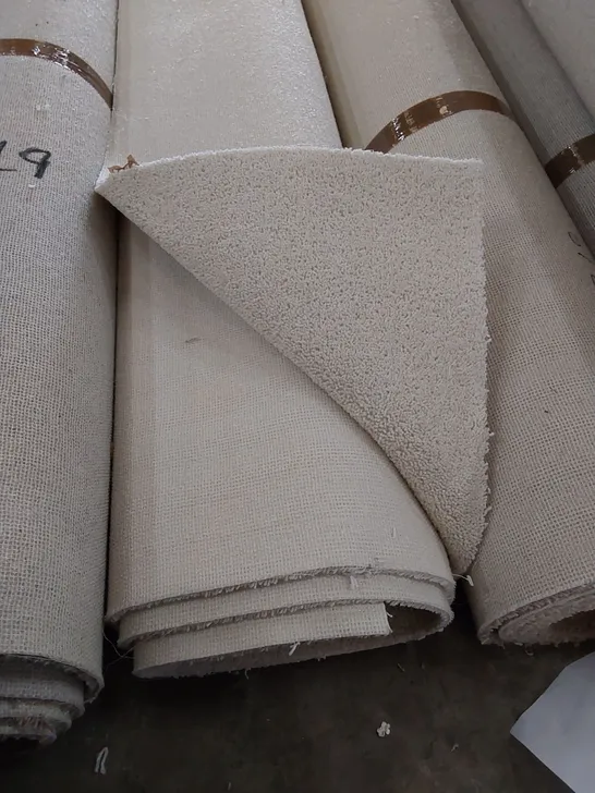 ROLL OF QUALITY DIMENSIONS DIM PLAINS CARPET // SIZE: APPROX. 4 X 2.1m