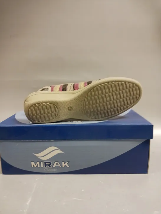 BOXED PAIR OF MIRAK OPEN TOE SLIP ON SANDLES IN PINK - SIZE 5