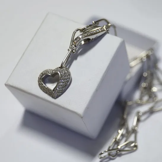 18CT WHITE GOLD DIAMOND SET HEART PENDANT ON A HEAVY LINK CHAIN WITH DIAMOND SET CLASP, WEIGHT +0.90CT, +1 TROY OUNCE