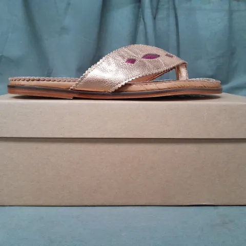 BOXED PAIR OF PENELOPE CHILVERS FLAT TOE-POST SANDALS IN METALLIC ROSE GOLD/PURPLE EU SIZE 36