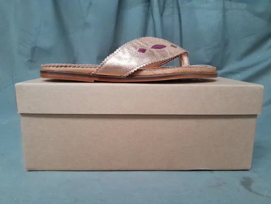 BOXED PAIR OF PENELOPE CHILVERS FLAT TOE-POST SANDALS IN METALLIC ROSE GOLD/PURPLE EU SIZE 36