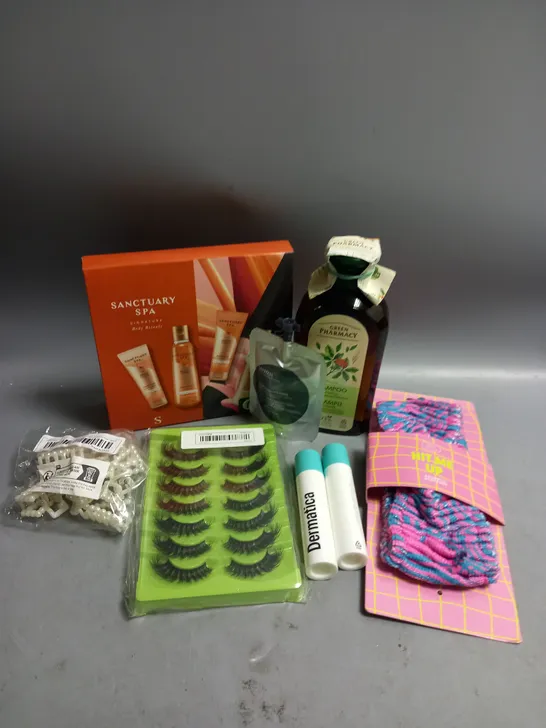 BOX OF APPROXIMATELY 20 COSMETIC ITEMS TO INCLUDE - SANCTUARY SPA PAMPER SET - GREEN PHARMACY SHAMPOO - ETC 