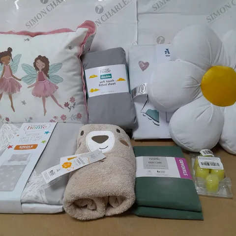 BOX OF APPROX 15 ASSORTED ITEMS TO INCLUDE - FLOWER CUSHION, DUVET SET, FITTED SHEET ETC