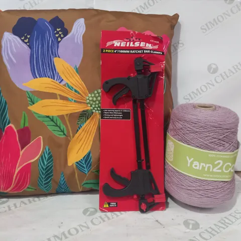 BOX OF APPROXIMATELY 20 ASSORTED HOUSEHOLD ITEMS TO INCLUDE YARN 2 CONE COMBED COTTON, NEILSEN 2PC RATCHET BAR CLAMPS, DESIGNER CUSHION, ETC