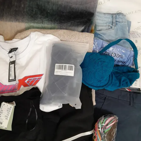 BOX OF APPROXIMATELY 40 ASSORTED CLOTHING ITEMS TO INCUDE - JEANS, SCARF, SOCKS ETC