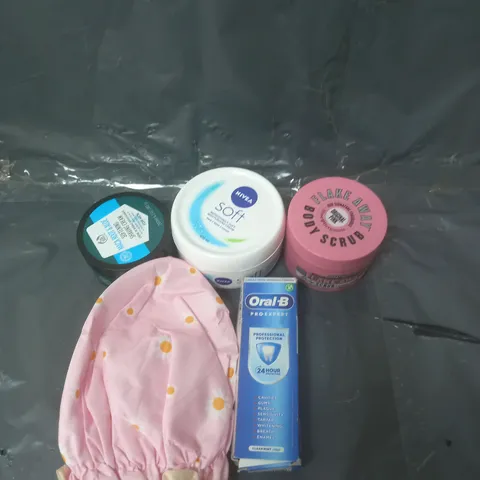 APPROXIMATELY 20 ASSORTED COSMETIC PRODUCTS TO INCLUDE NIVEA BODY CREAM, ORAL B TOOTHPASTE AND THE BODY SHOP SHAVING CREAM FOR MEN