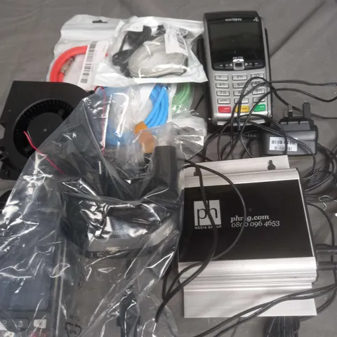 BOX OF APPROXIMATELY 6 ELECTRICAL ITEMS TO INCLUDE - CARD READERS - CHARGING CABLES - GDSTIME BRUSHLESS DC FAN - ETC 