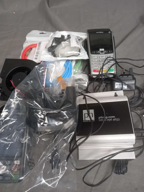 BOX OF APPROXIMATELY 6 ELECTRICAL ITEMS TO INCLUDE - CARD READERS - CHARGING CABLES - GDSTIME BRUSHLESS DC FAN - ETC 