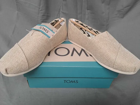 BOXED PAIR OF TOMS ALPARGATA NATURAL UNDYED CANVAS SHOES IN BEIGE UK SIZE 4.5