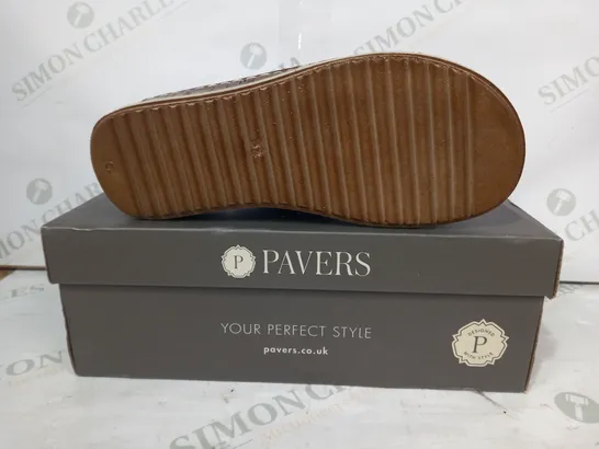 BOXED PAIR OF PAVERS LOW WEDGE HEEL OPEN TOE SANDALS IN BROWN EU SIZE 37