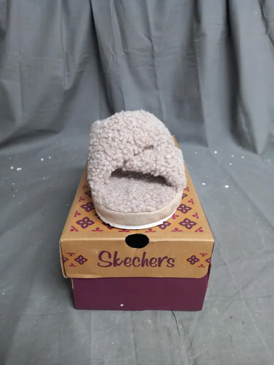 SKECHERS COZY SLIPPERS TUAPE SIZE 6