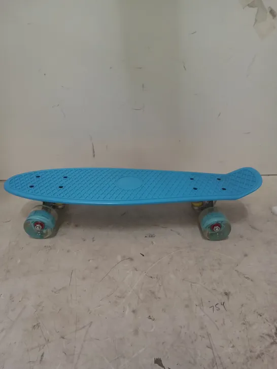 CHILDRENS PENNY BOARD IN BLUE WITH LED WHEELS