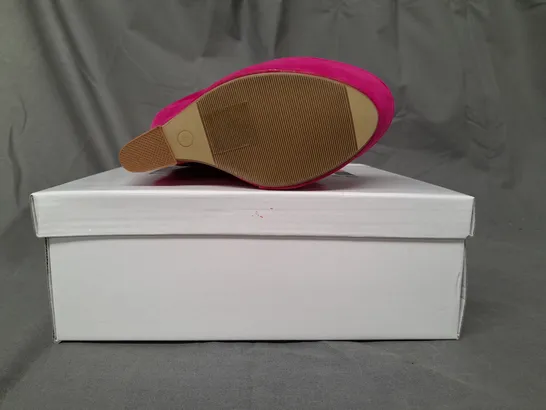 BOXED PAIR OF KOI COUTURE HR5 PLATFORM HIGH WEDGE FAUX SUEDE SHOES IN FUCHSIA SIZE 4