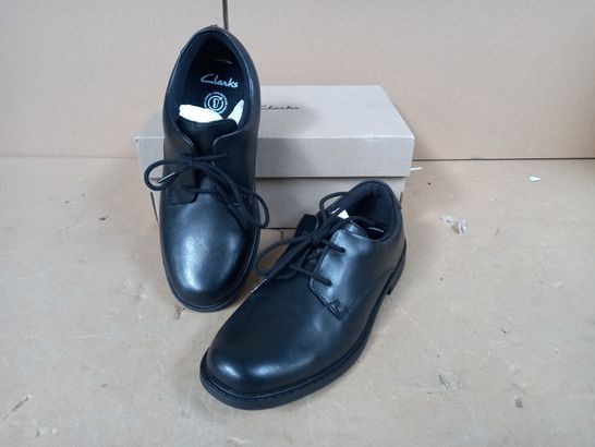 BOXED PAIR OF CLARKS LEATHER SHOES SIZE 2 1/2 F