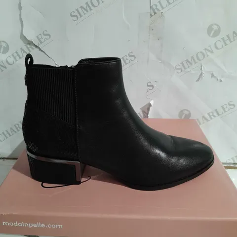 BOXED PAIR OF MODA IN PELLE LILITH ANKLE BOOTS IN BLACK LEATHER SIZE 5