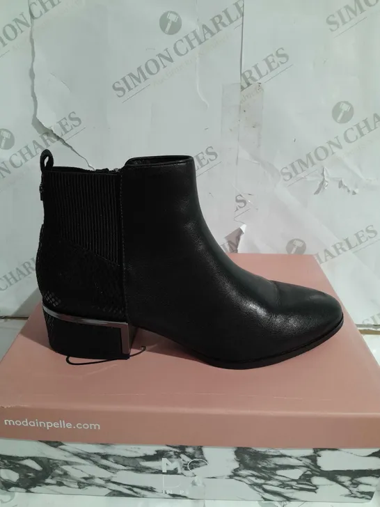 BOXED PAIR OF MODA IN PELLE LILITH ANKLE BOOTS IN BLACK LEATHER SIZE 5