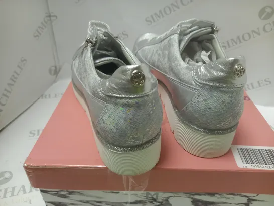 BOXED MODA SILVER LEATHER ZIP AND LACE SHOE - SIZE 9