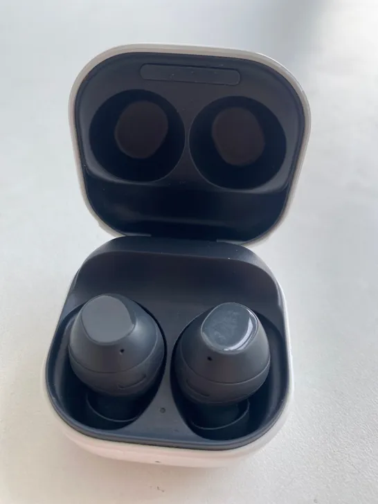 PAIR OF SAMSUNG EARBUDS WITH CHARGING CASE 