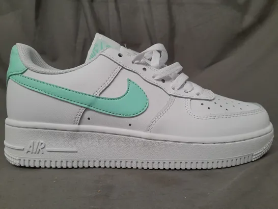 BOXED PAIR OF NIKE AIR FORCE 1 '07 SHOES IN WHITE/MINT GREEN UK SIZE 7