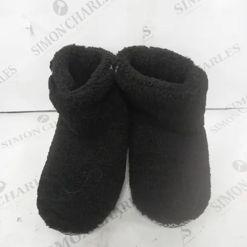 BLACK BOOT FLUFFY SLIPPERS SIZE 6