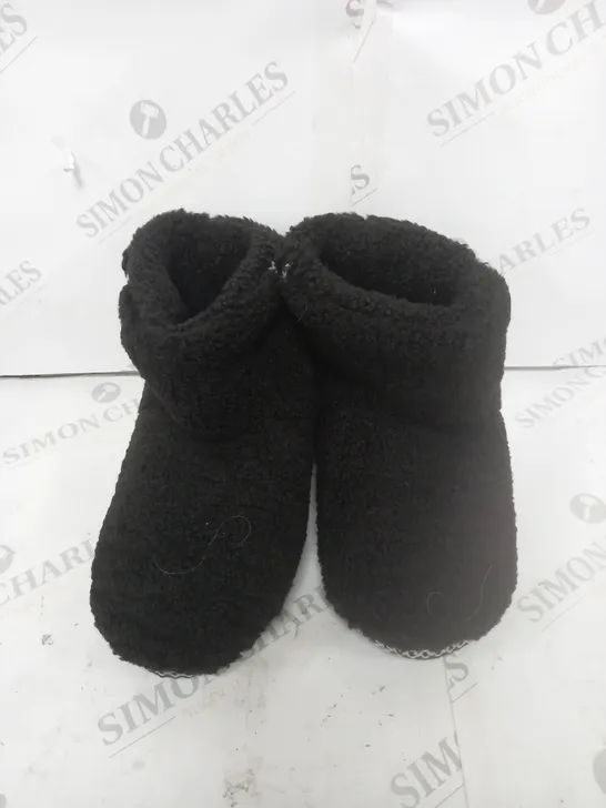 BLACK BOOT FLUFFY SLIPPERS SIZE 6