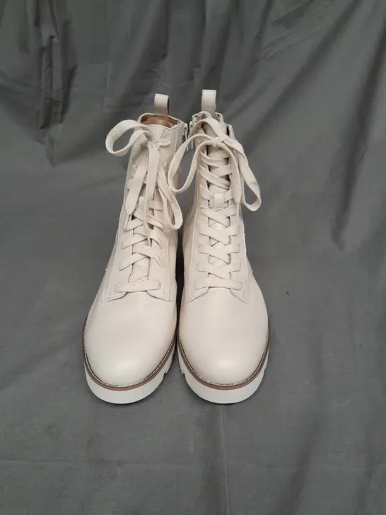 VIONIC LADIES CREAM LACE UP BOOTS SIZE 6.5