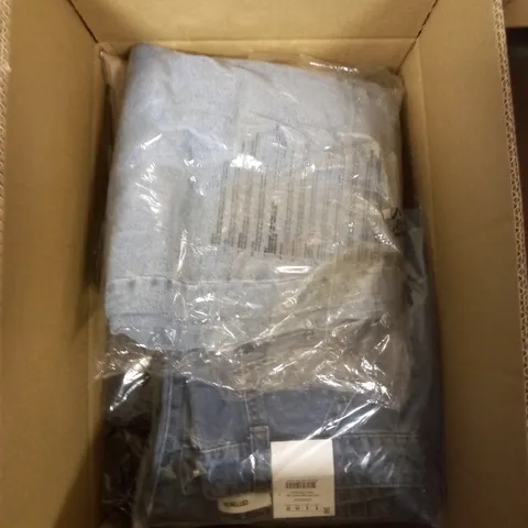 BOX OF APPROXIMATELY 15 ASSORTED CLOTHING ITEMS TO INCLUDE JEANS AND JUMPERS