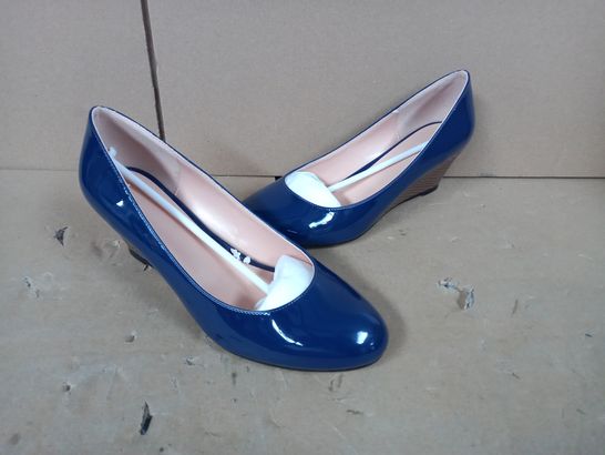 BOXED PAIR OF DESIGNER WOMENS FOOTWEAR IN BLUE SIZE EU 39.