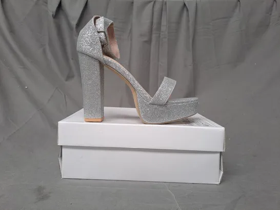 BOXED PAIR OF DESIGNER OPEN TOE HIGH BLOCK HEEL SANDALS IN SILVER W. GLITTER EFFECT EU SIZE 40