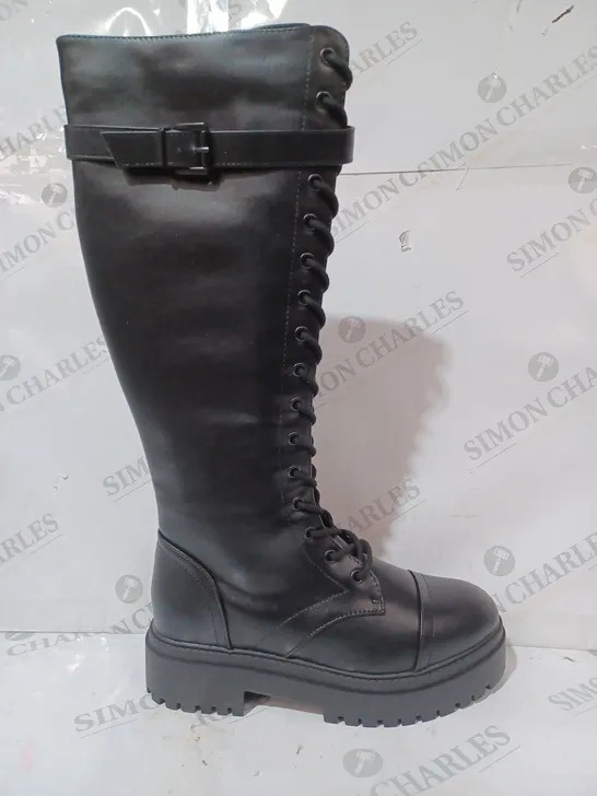 BOXED PAIR OF BOOHOO SIDE BUCKLE KNEE HIGH HIKER BOOTS IN BLACK SIZE 6