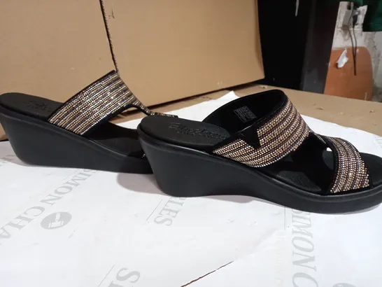 BOXED PAIR OF SKECHERS RUMBLE ON BLING GAL RHINESTONE SLIDE WEDGE SANDAL BLACK/GOLD - SIZE 6