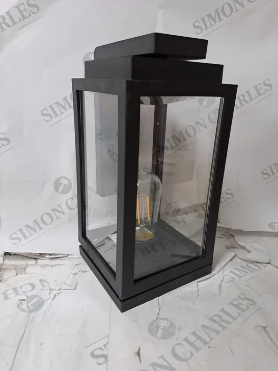 OUTDOOR LANTERN IN BLACK 