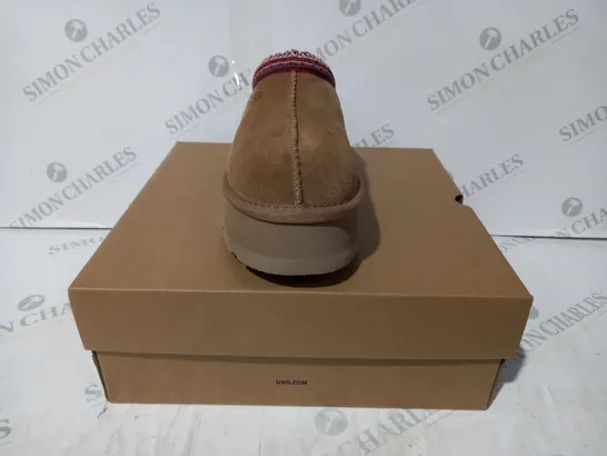 BOXED PAIR OF UGG WTAZZ SHOES IN TAN UK SIZE 4