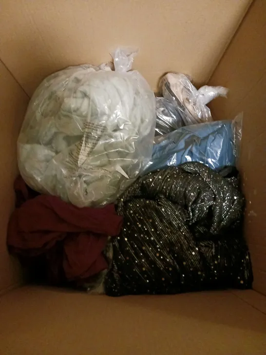 APPROXIMATELY 20 CLOTHING ITEMS TO INCLUDE DRESSES AND JUMPERS