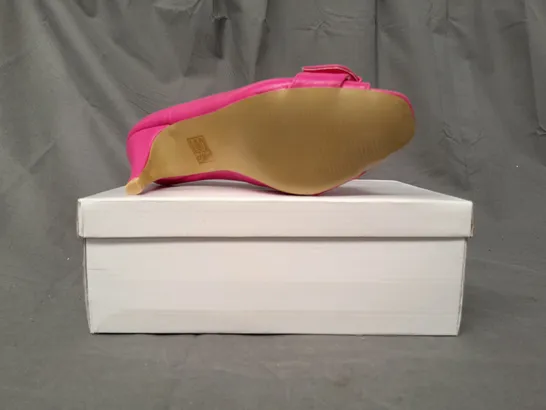 BOXED PAIR OF DESIGNER OPEN TOE MID HEELED SHOES IN FUCHSIA EU SIZE 36