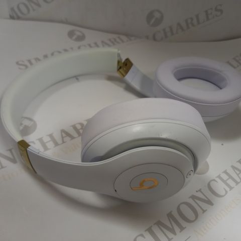 BEATS STUDIO 3 ON EAR HEADPHONES IN WHITE