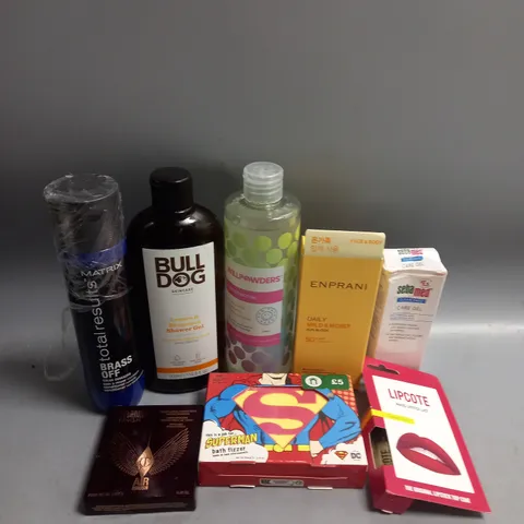 BOX OF APPROXIMATELY 20 COSMETIC ITEMS TO INCLUDE - BULLDOG SHOWER GEL - SUPERMAN BATH FIZZERS - MAKE UP - ETC 