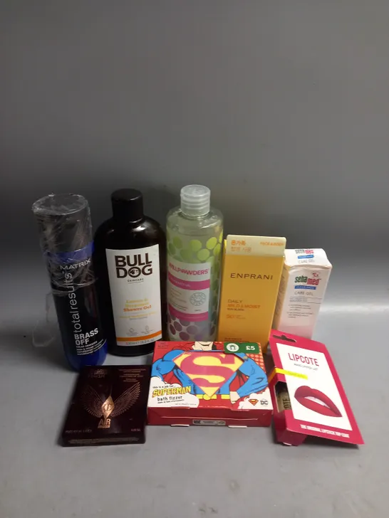 BOX OF APPROXIMATELY 20 COSMETIC ITEMS TO INCLUDE - BULLDOG SHOWER GEL - SUPERMAN BATH FIZZERS - MAKE UP - ETC 