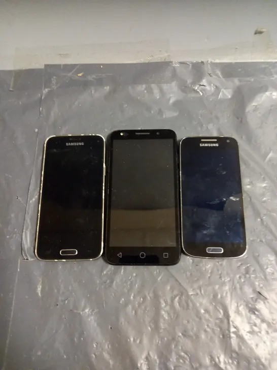 LOT OF 3 ASSORTED FAULTY MOBILE PHONES TO INCLUDE SAMSUNG AND ALCATEL 