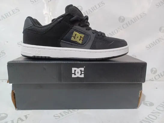 BOXED PAIR OF DC WOMEN'S MANTECA 4 TRAINERS IN BLACK UK SIZE 5