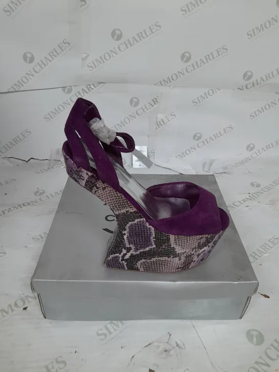 BOXED PAIR OF CASANDRA PLATFORM STRAP SHOE IN PURPLE SNAKESKIN SIZE 4