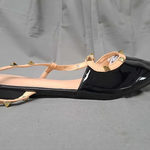 BOXED PAIR OF DESIGNER POINTED TOE FLAT STRAPPY SHOES IN GLOSSY BLACK W. GOLD EFFECT STUDS EU SIZE 43