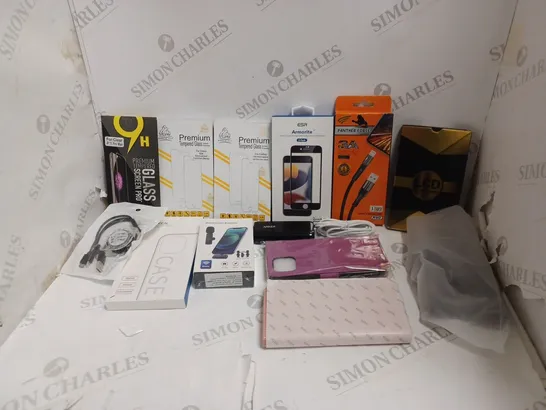 LOT OF APPROXIMATELY 25 PHONE ACCESSORIES AND ELECTRICALS TO INCLUDE TEMPERED GLASS SCREEN PROTECTORS, POWER BANKS, LAVALIER MICROPHONES, ETC