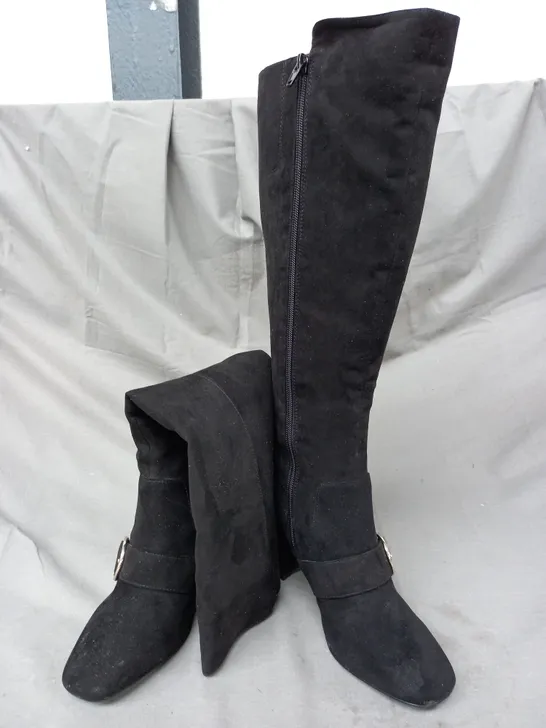 BOXED PAIR OF NINE WEST SUEDE/OTHER KNEE-HIGH BOOTS IN BLACK SIZE 5