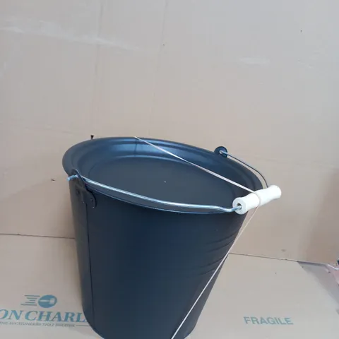 BLACK STEEL WATER BUCKET 