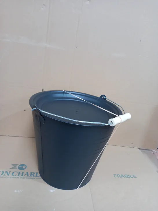 BLACK STEEL WATER BUCKET 