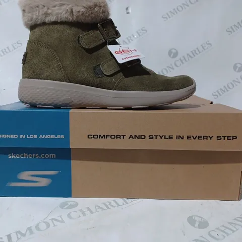 PAIR OF SKECHERS WINTER FLING ON THE GO BOOTS OLIVE SIZE 5