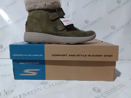 PAIR OF SKECHERS WINTER FLING ON THE GO BOOTS OLIVE SIZE 5