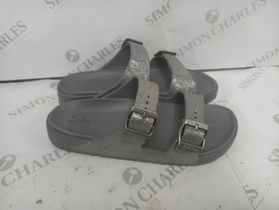 GREY AND SILVER SANDLE SIZE 6