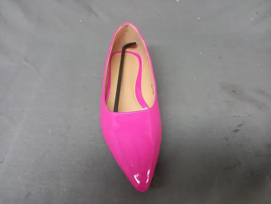 BOXED PAIR OF XY LONDON SLIP-ON SHOES IN PINK UK SIZE 7